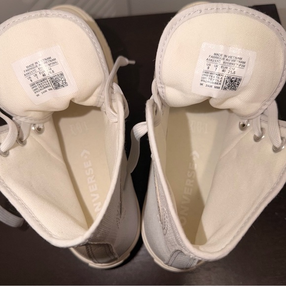 Converse Chuck Taylor Women's High-Top Sneakers In White and Gold Size 9 - Picture 7 of 7